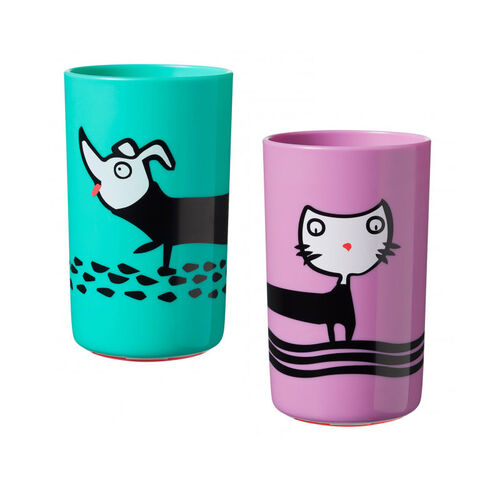 küçük çocuk devrilmeyen bardak